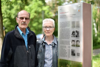 Dem Ehepaar Brändle fällt zu jedem Namen auf der Stele eine Geschichte ein. Foto: Uli Deck