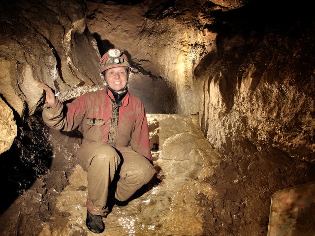 Auf Erkundung: Höhlenforschrin Petra Boldt in der Vetterhöhle bei Blaubeuren. Foto: Holger Döhmann
