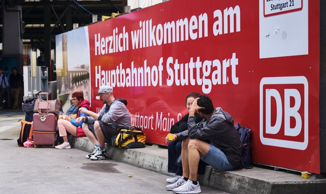 Warten auch schon gespannt, was der künftige Hauptbahnhof können wird: Reisende in Stuttgart. Foto: Joachim E. Röttgers