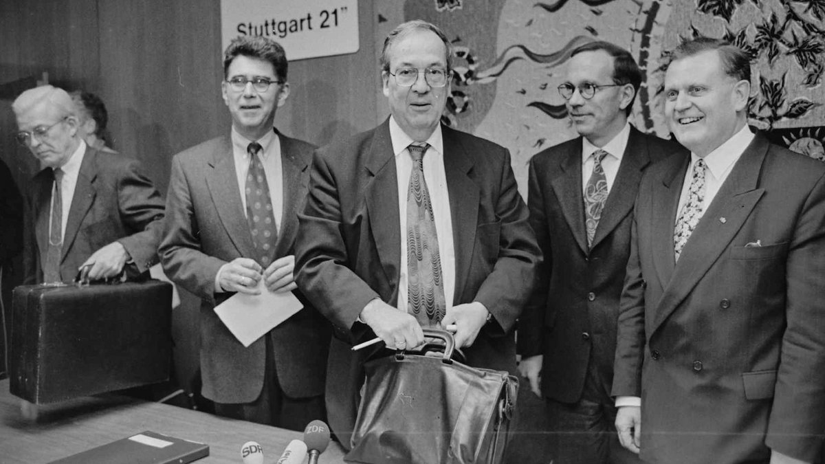 Bei der Unterzeichnung der S-21-Rahmenvereinbarung am 7.11.1995: Ulf Häusler und Heinz Dürr von der DB AG, Stuttgarts OB Manfred Rommel, Bundesverkehrsminister Matthias Wissmann und Baden-Württembergs Ministerpräsident Erwin Teufel (v.l.). Foto: Joachim E. Röttgers