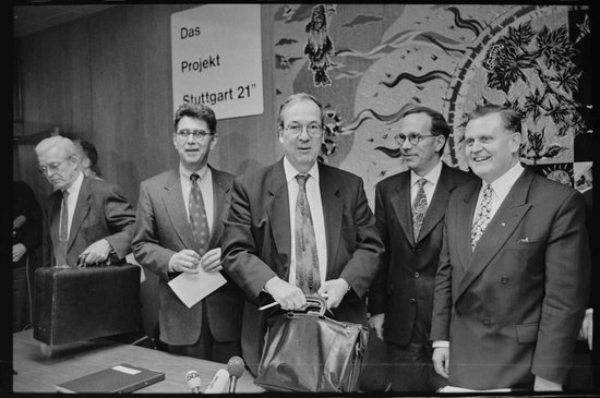 "Mutige Männer" am 7. November 1995 bei der Unterzeichnung der S-21-Rahmenvereinbarung: (Von links) Bahn-Vorstandsmitglied Ulf Häusler, Heinz Dürr, Manfred Rommel, Matthias Wissmann und Erwin Teufel.