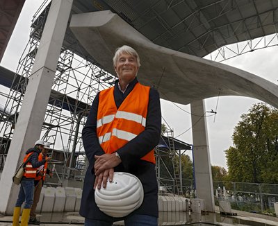 Christoph Ingenhoven ist stolz auf seine Kelchstützen. Foto: Joachim E. Röttgers