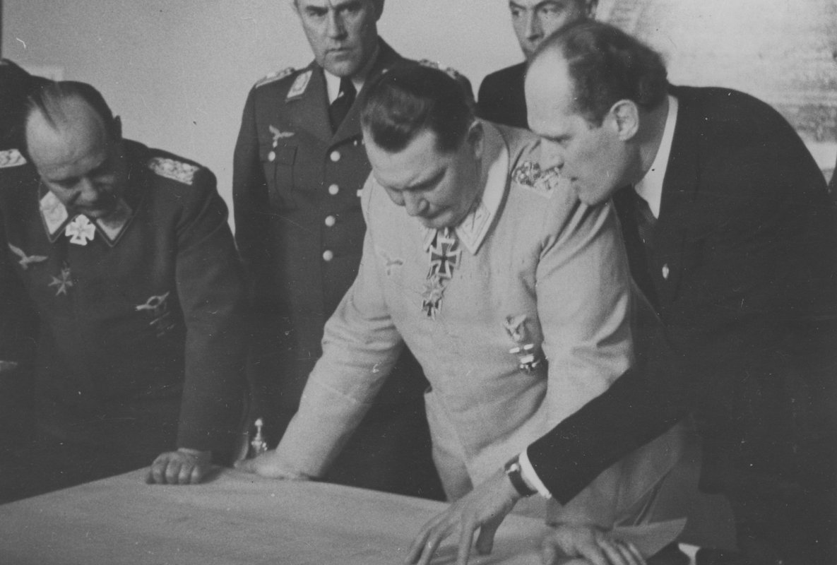 "Hitlers Flugzeugkonstrukteur" Willy Messerschmitt (rechts) zeigt 1941 in seinem Augsburger Werk dem Luftwaffenchef Hermann Göring (Mitte) Konstruktionspläne. Foto: gemeinfrei