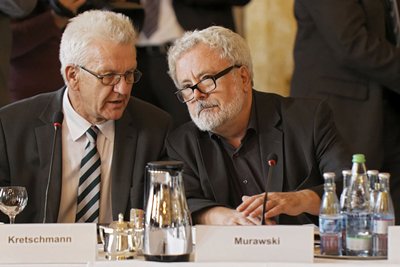 "Kein Blatt Papier" passt zwischen Kretschmann und Staatsminister Klaus-Peter Murawski. Foto: Joachim E. Röttgers