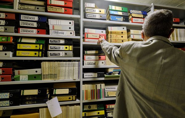"Herr Nägele", der eigentlich Maegerle heißt, bei der Übergabe seines Archivs über Rechtsextreme. "Herr Nägele", der eigentlich Maegerle heißt, bei der Übergabe seines Archivs über Rechtsextreme.