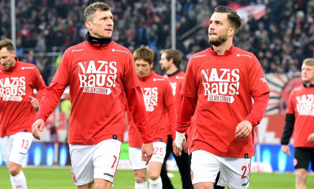 Spieler von Fortuna Düsseldorf unterstützen die Kampagne "Nazis raus! aus den Stadien" des SV Babelsberg 03 im Jahr 2018. Foto: Christof Wolff Spieler von Fortuna Düsseldorf unterstützen die Kampagne "Nazis raus! aus den Stadien" des SV Babelsberg 03 im Jahr 2018. Foto: Christof Wolff