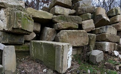 Crailsheimer Muschelkalk vom Stuttgarter Hauptbahnhof. Fotos: Joachim E Röttgers