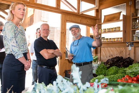 Wirtschaftsförderin Aufrecht, OB Kuhn und Landwirt Wais im Hofladen.