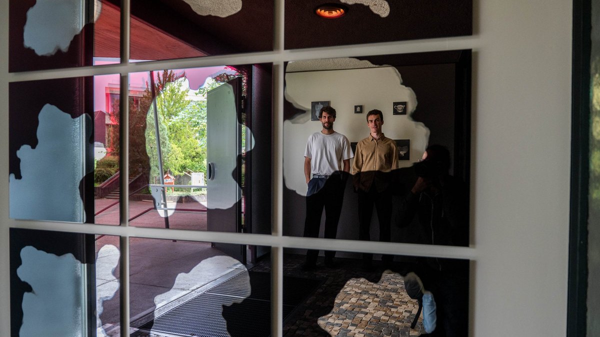 Eine doppelte Spiegelwand aus recyceltem Silber ziert den Eingangsbereich der Matthäuskirche.