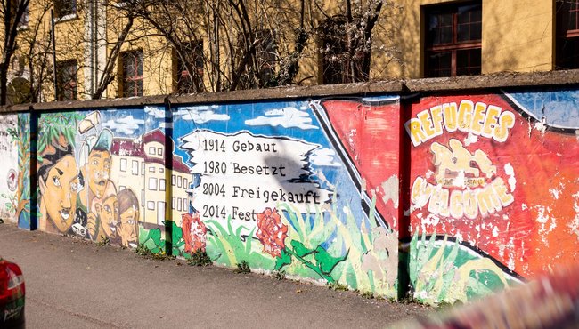 Noch heute erinnert die Gestaltung der Außenmauern des Schelling-Geländes an die Besetzung und den Kampf um Unabhängigkeit. Foto: Julian Rettig
