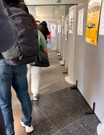 Drinnen setzen sich die Schlangen fort. Foto: privat