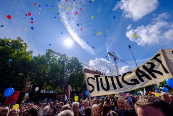Kommt immer gut: Luftballons steigen lassen und Neil Armstrong zitieren.