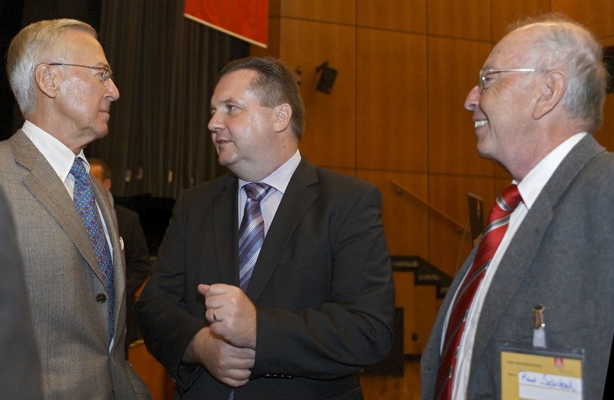 Wer sich nicht alles bei der IG Metall einfindet. Paul Schobel (rechts) trifft bei der 60-Jahrfeier (1. Juli 2010) auf Franz Steinkühler und Stefan Mappus (Mitte).