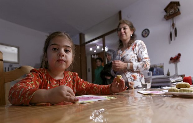 Die Tochter Hannah Khabbaze und ihre Mutter Huneida Khabbaze.