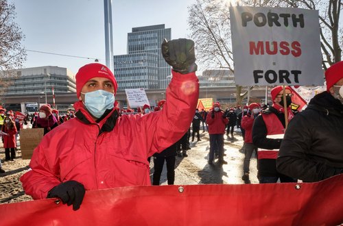 Demo bei Daimler Unterürkheim Anfang Februar: Der Daimler-Manager und Südwestmetall-Chef Porth ist offenbar nicht sehr beliebt.  Demo bei Daimler Unterürkheim Anfang Februar: Der Daimler-Manager und Südwestmetall-Chef Porth ist offenbar nicht sehr beliebt.