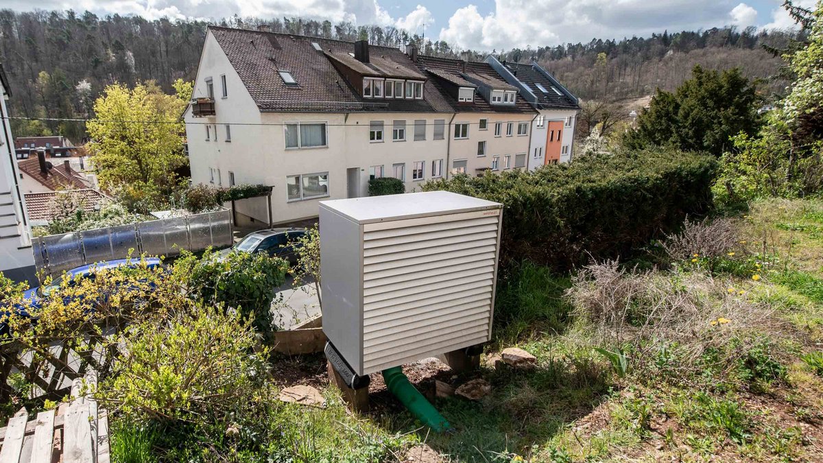 Ein Kasten als Konkurrent: Gaslobbyisten bringen sich gegen die Wärmepumpe (Bildmitte) und die Wärmewende in Stellung. Foto: Jens Volle