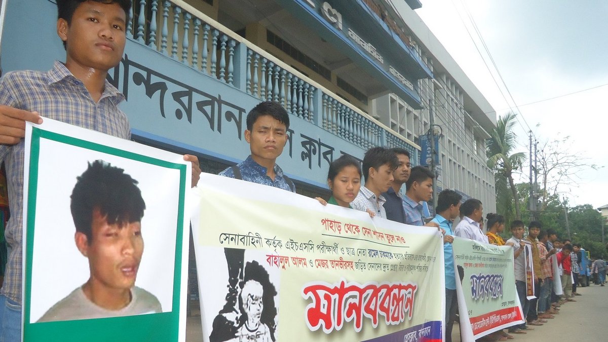Protestierende fordern Gerechtigkeit nach dem Tod des Studenten Romel Chakma. Fotos: Sanjoy Kumar Barua Protestierende fordern Gerechtigkeit nach dem Tod des Studenten Romel Chakma. Fotos: Sanjoy Kumar Barua