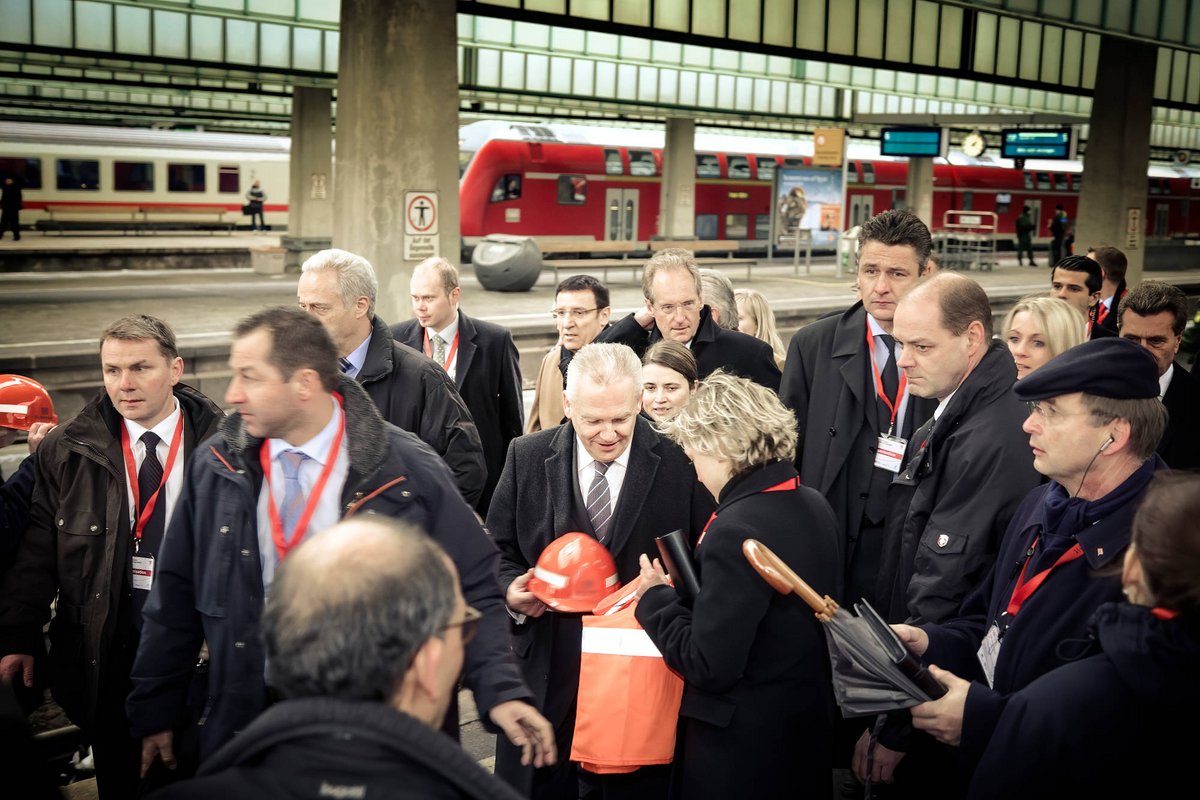 Jeder bitte nur einen Helm! Zupackend Bahnchef Rüdiger Grube, hinter ihm Regionaldirektorin Jeanette Wopperer und OB Wolfgang Schuster, von ganz rechts pirscht sich (Noch-)Ministerpräsident Günther Oettinger heran.