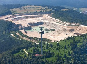 Um den Krater zu sehen, muss man in die Luft gehen, wie unser Fotograf. Luftbild: Manfred Grohe 