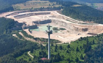 Um den Krater zu sehen, muss man in die Luft gehen, wie unser Fotograf. Luftbild: Manfred Grohe 