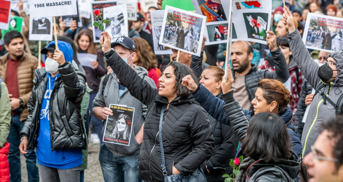 Kämpferisch und wütend demonstrierten am Wochenende auch in Stuttgart gut 1.000 Menschen für Frauenrechte im Iran. 