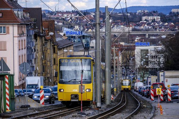 Überm Tunnel: viel befahrene Pragstraße.