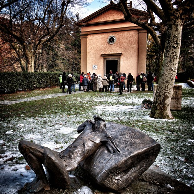 Gedenken auf dem Platz des Massakers: die Stuttgarter Reisegruppe vor der Kirche.