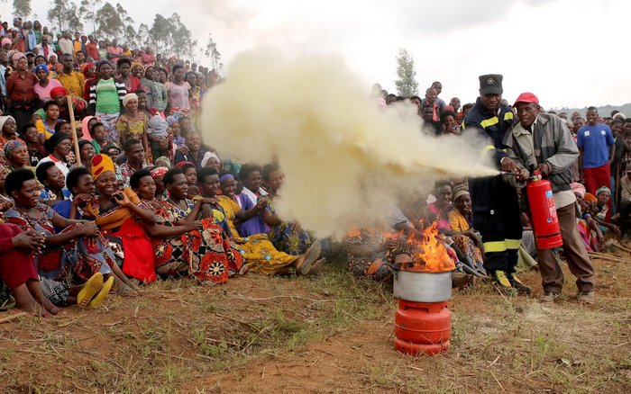 Selbst die Brandschutzschulung gerät zum Happening. Selbst die Brandschutzschulung gerät zum Happening.