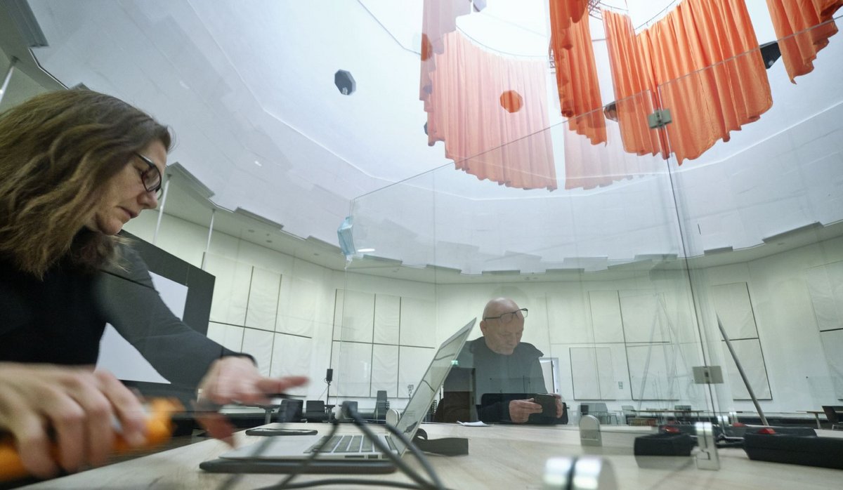 Iris Dressler und Hans D. Christ im Kuppelsaal des WKV, coronazeitgemäß eingerichtet. Foto: Joachim E. Röttgers