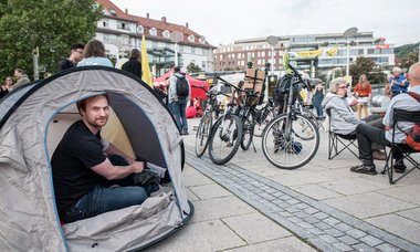Stadtrat Hannes Rockenbauch (Zelt). 