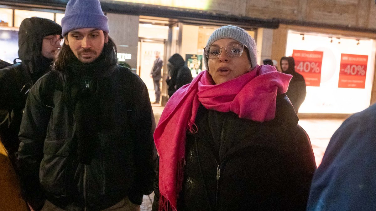 ... bei Kälte und Nieselregen. Rechts: Carina vom Citizen Kane Kollektiv.
