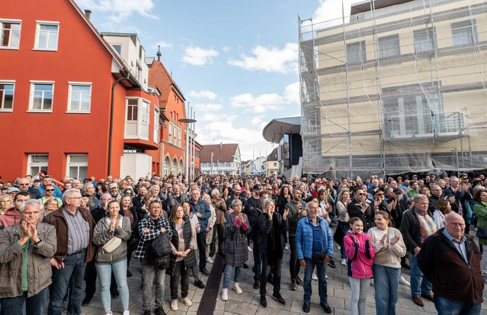 Die Kundgebung der Bürgerinitiative füllt den ganzen Marktplatz. Die Kundgebung der Bürgerinitiative füllt den ganzen Marktplatz.