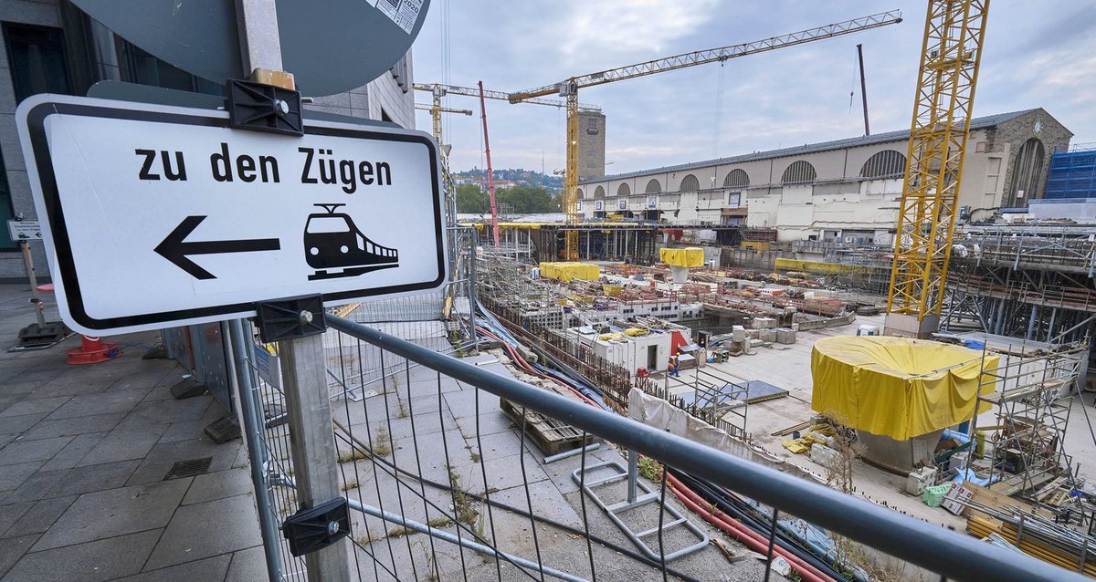 Der Stuttgarter Hbf: klaffende Baugruben, ein entkerntes Gebäude und ein Spießrutenlauf zu den Gleisen. Foto: Joachim E. Röttgers Der Stuttgarter Hbf: klaffende Baugruben, ein entkerntes Gebäude und ein Spießrutenlauf zu den Gleisen. Foto: Joachim E. Röttgers