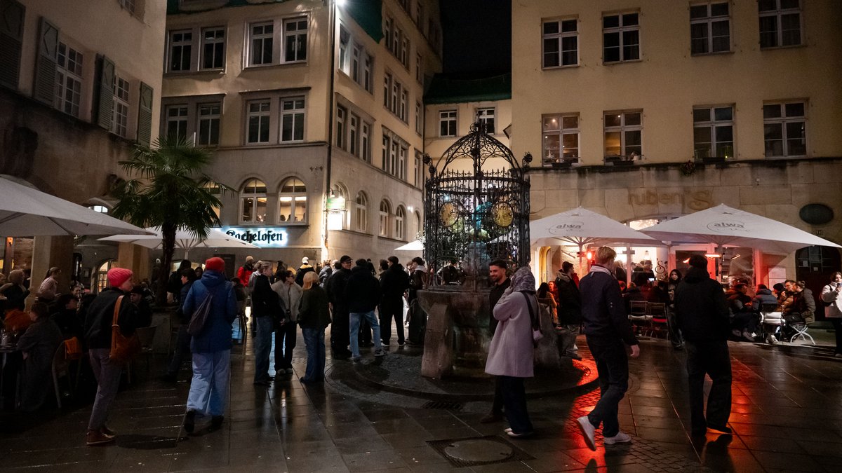 Gut was los rund um den Hans-im-Glück-Brunnen.