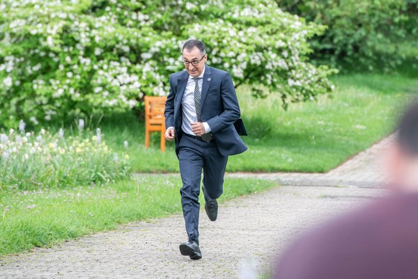 Zur Stelle, wo ein Amt ruft: Praktische Erfahrung hat Özdemir auf allen Ebenen der Politik gesammelt.  Zur Stelle, wo ein Amt ruft: Praktische Erfahrung hat Özdemir auf allen Ebenen der Politik gesammelt.