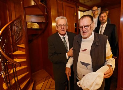 Wasserwerfer-Opfer Dietrich Wagner, fast blind. Mit Kretschmann, taub für die Begehren der Bürger.