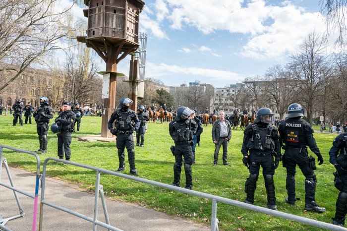 Hunderte Polizist:innen bemühen sich, Rechte und Linke voneinander fernzuhalten.