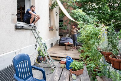 Selbst gezogenes Gemüse auf selbst gebauter Terrasse. 