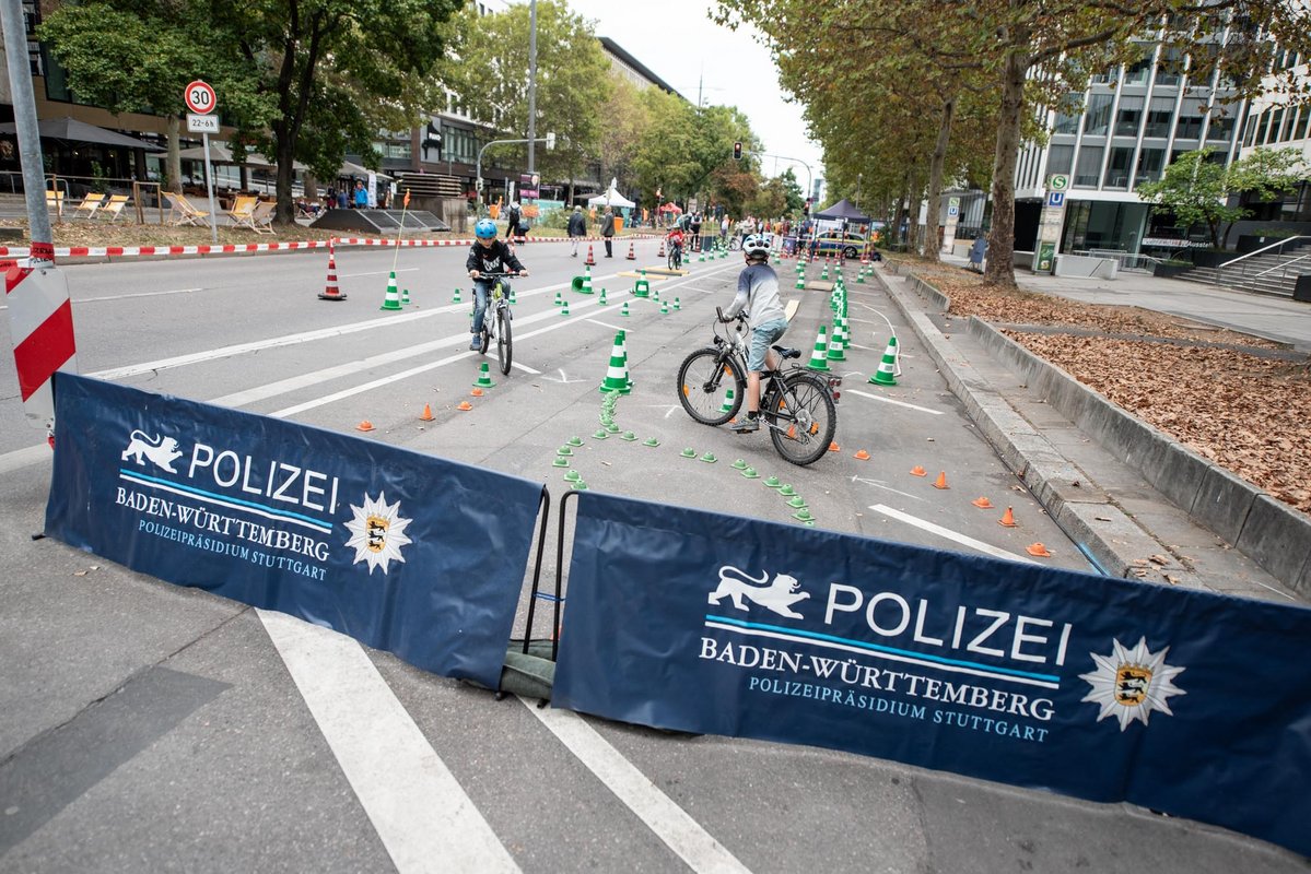 Als Beitrag zur Rettung der Welt sperrte Stuttgart am vergangenen Sonntag den Teilabschnitt einer Straße. Fotos: Jens Volle