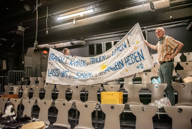 Auf der Tribüne der Tri-Bühne: Autor Dietrich Heißenbüttel als Komparse der Intendantin. Auf der Tribüne der Tri-Bühne: Autor Dietrich Heißenbüttel als Komparse der Intendantin.