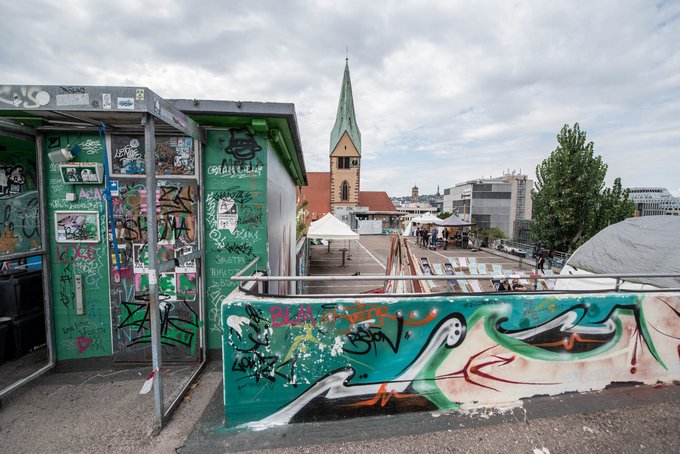 Aufgehübschter Nachkriegsbeton mit stehengebliebenen Vorkriegskirchen im Hintergrund (vorne Leonhards-, hinten Stiftskirche). Aufgehübschter Nachkriegsbeton mit stehengebliebenen Vorkriegskirchen im Hintergrund (vorne Leonhards-, hinten Stiftskirche).