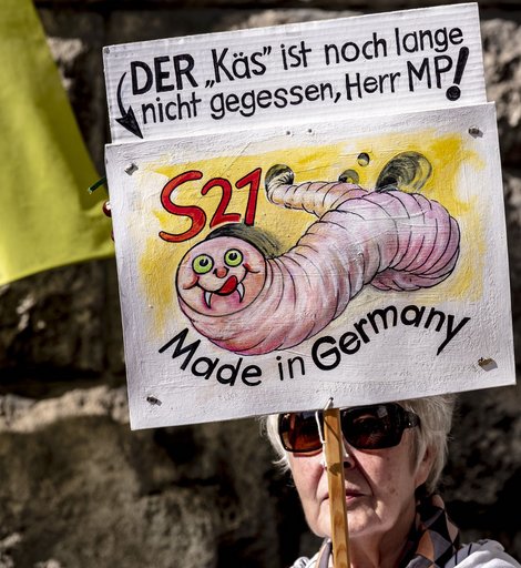 Im Käs' isch der Wurm drin: Demo von Stuttgart-21-Gegner:innen im September 2018. Foto: Joachim E. Röttgers