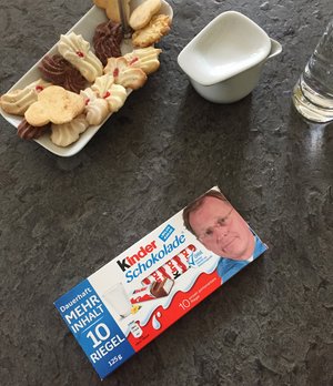 War ein Geschenk seiner Mitarbeiter: die Kinderschokolade mit Konterfei. Foto: Kontext