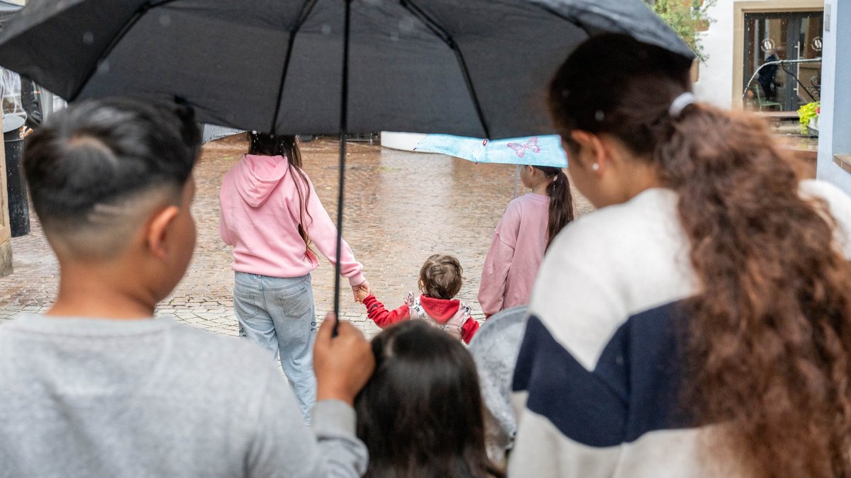 Dennis Cerimi kann sie nur heimlich sehen: seine Frau (rechts) mit den gemeinsamen Kindern. Foto: Jens Volle