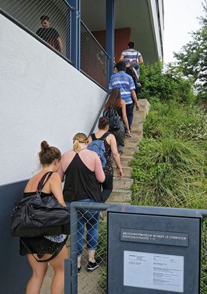 Vor dem Museum herrscht schon jetzt großer Andrang auf schmaler Treppe.
