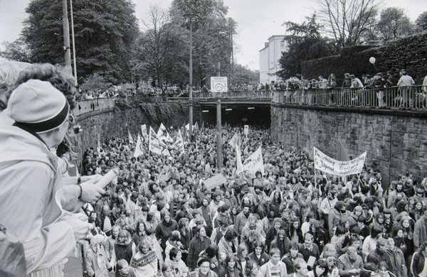 Großdemo im Bonner Hofgarten am 10.10.1981 gegen die Stationierung von Atomraketen auf deutschem Boden. Foto: Joachim E. Röttgers Großdemo im Bonner Hofgarten am 10.10.1981 gegen die Stationierung von Atomraketen auf deutschem Boden. Foto: Joachim E. Röttgers
