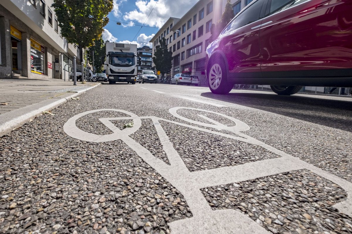 Radfahrer-Alltag in deutschen Städten: eingequetscht zwischen Lastern und Autos. Fotos: Joachim E. Röttgers