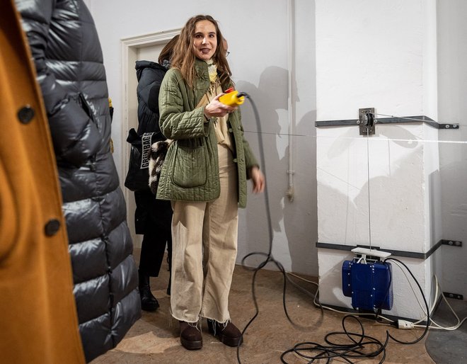 Josephine Boger steuert eine bewegliche Wildschweinwirbelsäule. Foto: Julian Rettig