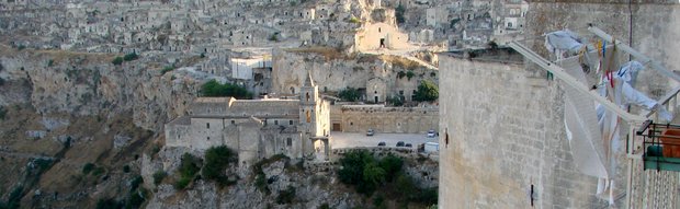Der Stadtteil Sasso Caveoso mit der Kirche S. Pietro Caveoso und dem Monterrone, einem Hügel, in dem sich mehrere Felsenkirchen befinden.