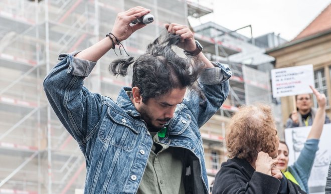 Männer machen mit.  Männer machen mit.